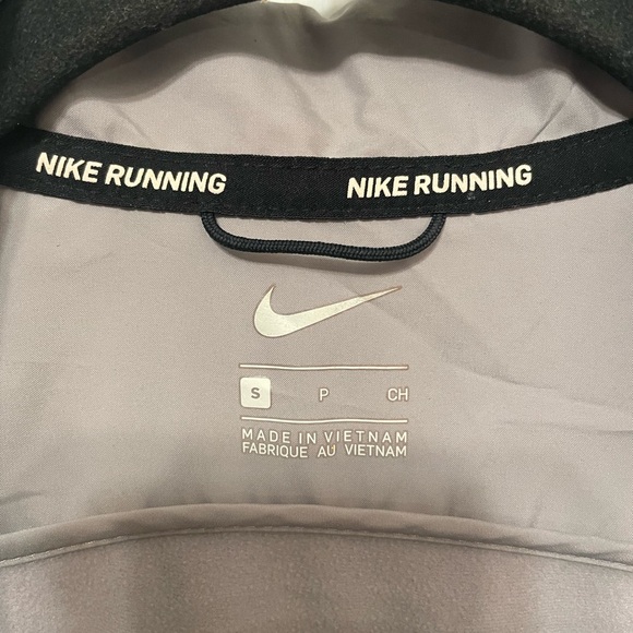 Nike Women's Light Gray Puffer Jacket - Picture 2 of 7